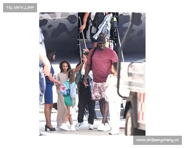 乔丹乘坐1.5亿美元游艇出游，长74米如海上宫殿，小15岁娇妻同行